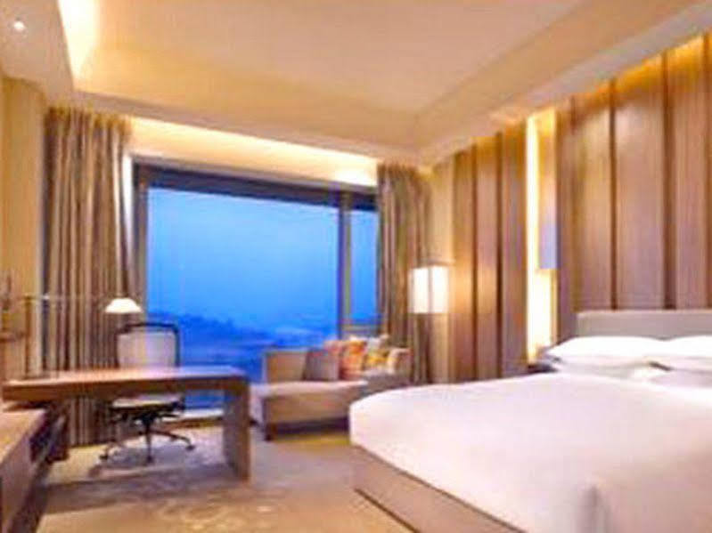 Отель Hyatt Regency Guiyang Гуйян Экстерьер фото